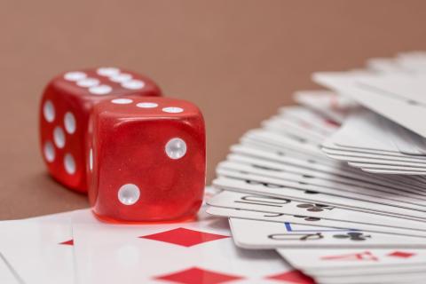 Würfel und Spielkarten